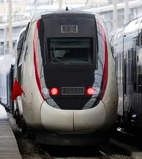 zdjęcie pociągu szaro czerwone ze światłami