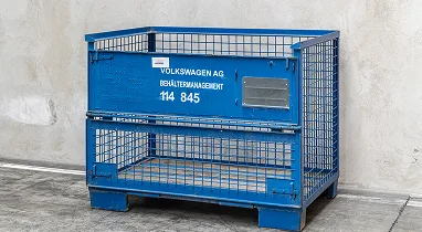 duży niebieski pojemnik siatkowy typu gitterbox w zakładzie Strumet