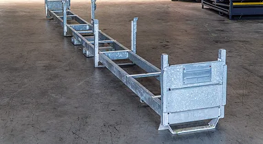 bardzo długa metalowa paleta na towary długie w zakładzie Strumet