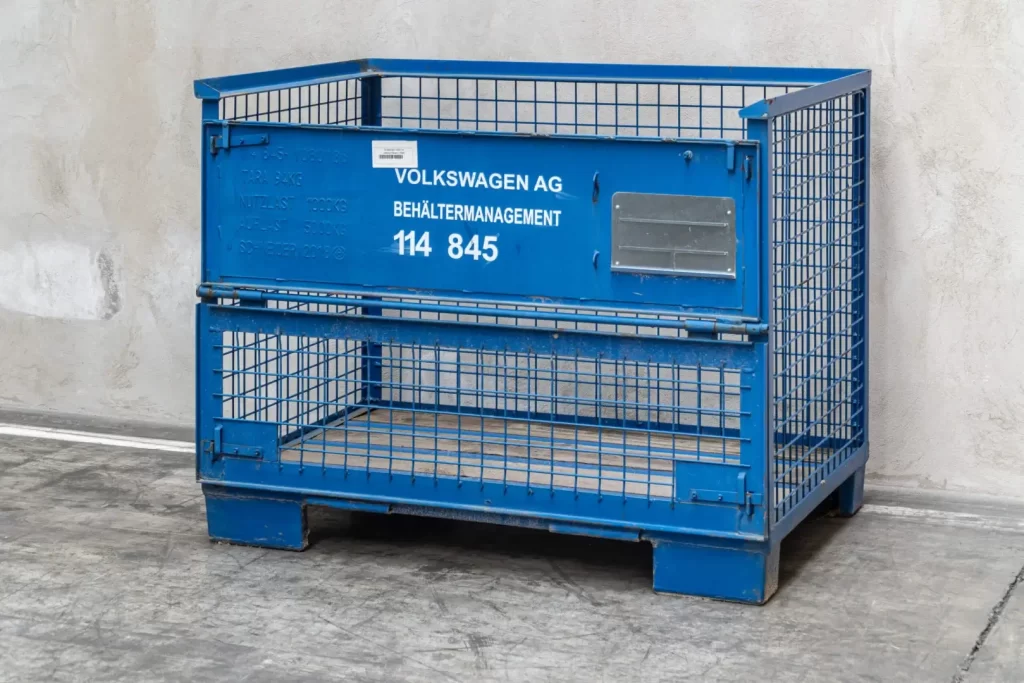 zdjęcie bardzo dużego pojemnika metalowego siatkowego typu gitterbox w zakładzie Strumet