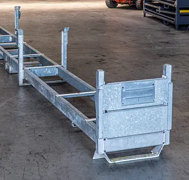 bardzo długa metalowa szara paleta na towary długie w zakładzie Strumet