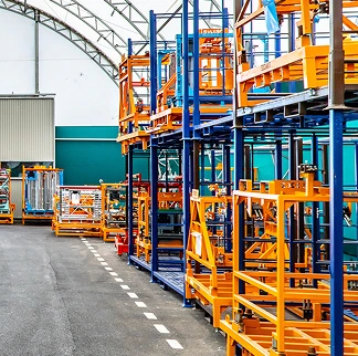 zdjęcie przedstawiające dużą ilość róznych pojemników transportowych nałożonych na siebie w zakładzie Strumet