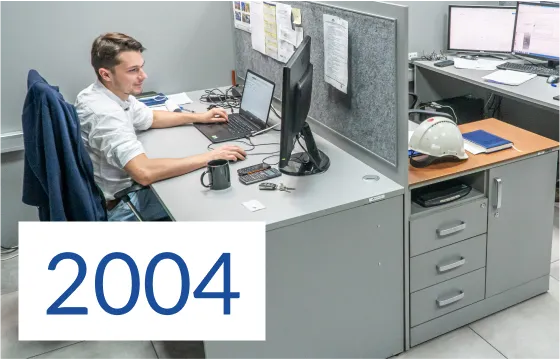 2004 budowa pierwszych biur człowiek przy komputerze rozwój Strumet o firmie