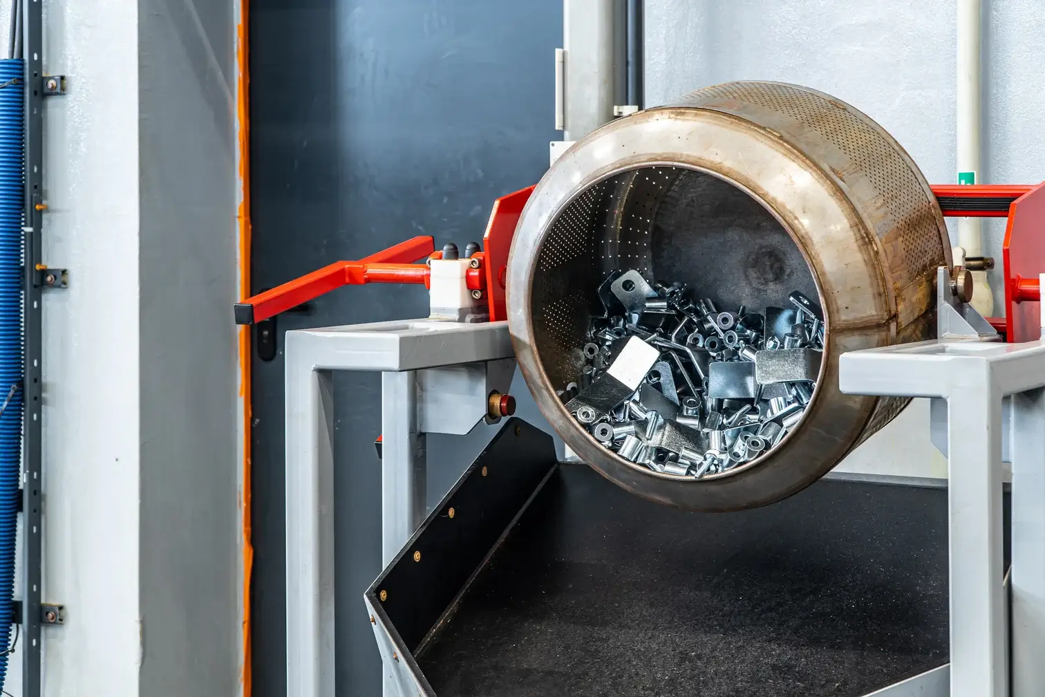 Zdjęcoe przedstawiające recykling elementów metalowych w celu ponownego użycia w zakładzie Strumet