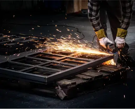człowiek spawający najnowsza technologia bliski element w Strumet